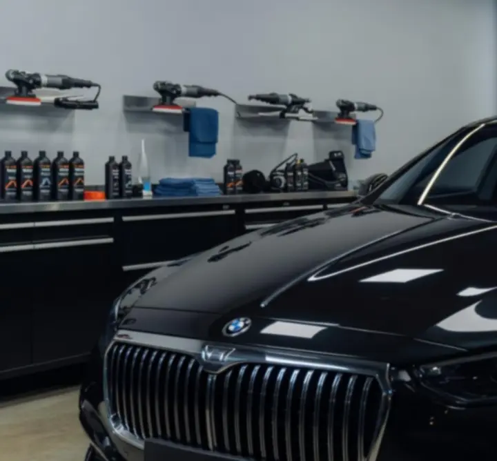 Zenvvira Shop oto detailing ürünleri ile modern garaj sahnesi
